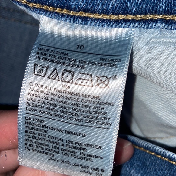 Old Navy relaxed fit boyfriend denim short size 10 - Picture 3 of 3